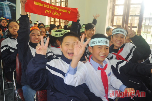 Cổ động viên đội Nguyễn Trường Tộ nhiệt tình ủng hộ đội nhà.