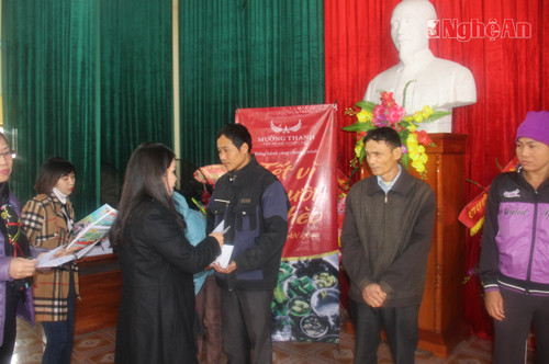 Đại diện Báo Nghệ An và Tập đoàn Khách sạn Mường Thanh trao quà Tết Bính Thân cho các hộ nghèo xã Quỳnh Thạch.