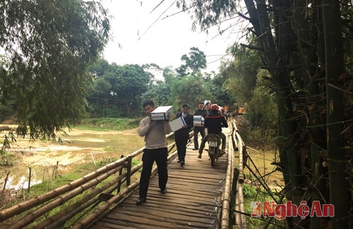 Để trao tận tay món quà tết đầy nghĩa tình cho hộ nghèo xã Thạnh Ngàn, cán bộ ngàng Ngân hàng phải vác từng thùng hàng đi bộ 2 km mới đến được trung tâm xã.