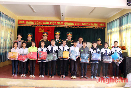 Cục Chính trị Quân khu 4 tặng chăn màn và áo ấm cho học sinh Trường Dân tộc bán trú và PTTH xã Tri Lễ