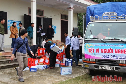 Cán bộ ngành Ngân hàng Nghệ An khẩn trương đóng gói quà để trao tận tay hộ nghèo xã Đôn Phục.