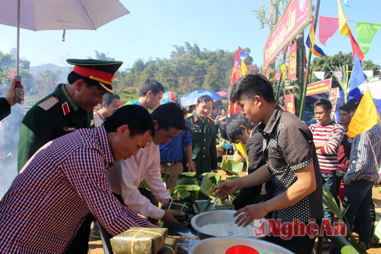 Thanh niên bản Cắm thăm gia thi gói bánh chưng