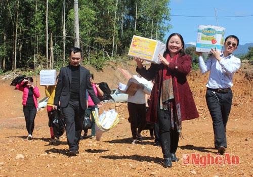 Trong cái lạnh rét thấu thịt xương đoàn đã khởi hành và mang theo những món quà hết sức ý nghĩa đến với học trò vùng sâu Mai Sơn, Nhôn Mai.