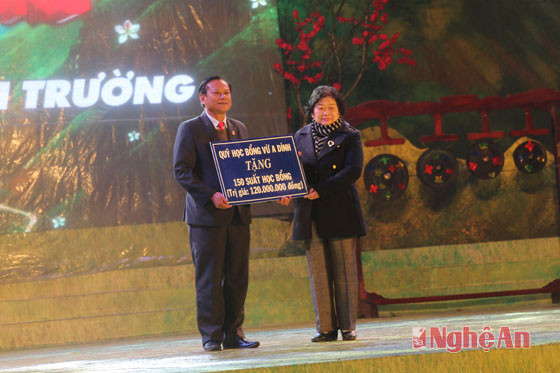 Đồng chí Trương Mỹ Hoa trao học bổng cho những học sinh vượt khó học giỏi của huyện Quế Phong