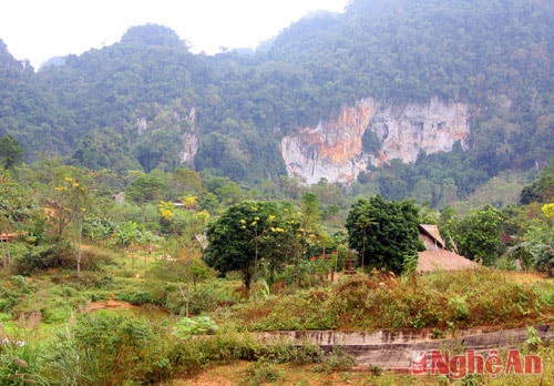 Dãy núi đá bao quanh tạo nên một thung lũng khá rộng lớn, đất đai màu mỡ, là nơi cư trú của 40 hộ đồng bào dân tộc Thái, thuộc bản Phá Đáy, xã Châu Bính (Qùy Châu).