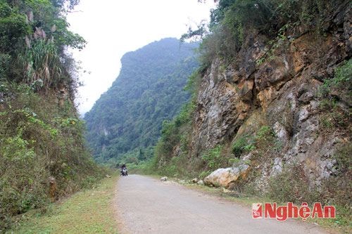 Trước đây, để vào thung lũng Phá Đáy phải leo vách đá bằng những chiếc thang gỗ nối nhau. Giờ đường vào Phá đáy đã dễ dàng và thuận tiện.