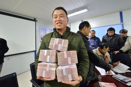 Đây chỉ là một phần tiền lương của các công nhân này. Thu nhập bình quân một tháng của họ có lúc lên hơn 10.000 NDT (khoảng 33 triệu đồng). Người thu nhập cao nhất có thể lên tới 200.000 NDT một năm.