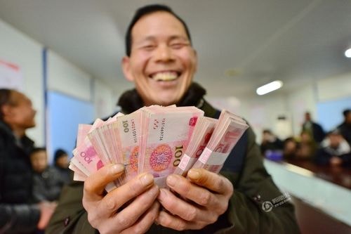 Một công nhân vui mừng khi nhận được hơn 60.000 NDT.