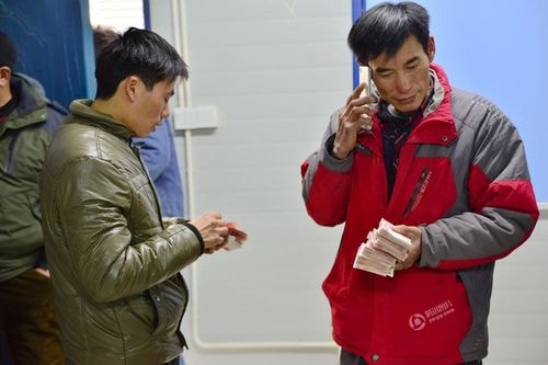 Sau khi nhận được tiền lương họ lập tức gọi điện về báo tin cho gia đình.