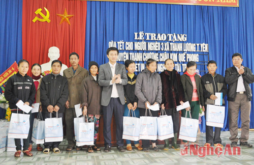 Ông Trần Hoài Nam - Phó Gíam đốc Vietinbank Nghệ An trao quà tết cho hộ nghèo Thanh Lương