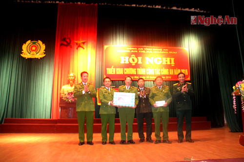 Đại tá Hà Tân Tiến trao quà tết của Tỉnh ủy cho Công an Thị xã Hoàng Mai.