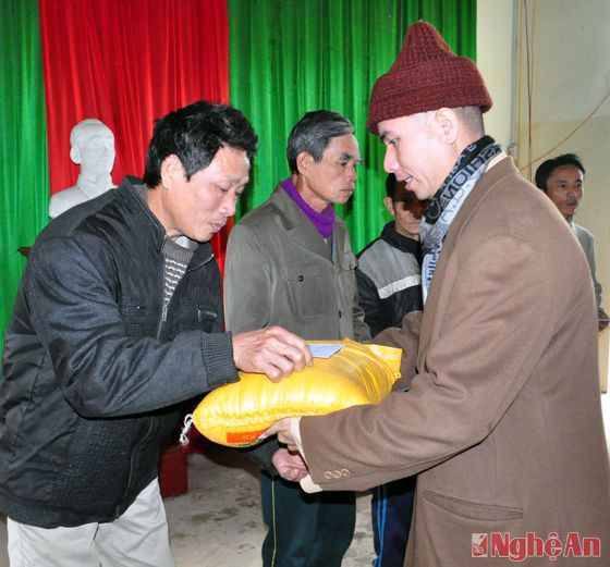 Đại đức Thích Quảng Bảo hỗ trợ gạo cho người nghèo xã Phong Thịnh, huyện Thành Chương