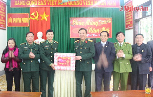 Đoàn chúc tết, tặng quà Tết Bính Thân 2016 cho Đồn Biên phòng Quỳnh Phương.