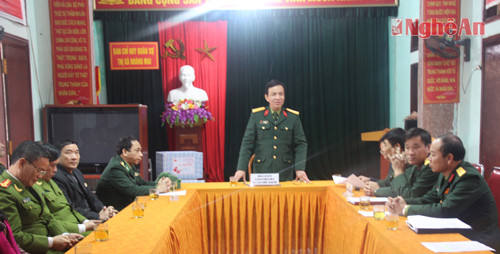 Trao đổi với CBCS, Đại tá Hà Tân Tiến giao nhiệm vụ cho Ban chỉ huy Quân sự Thị xã Hoàng Mai phấn đấu đạt Đơn vị quyết thắng trong năm 2016.