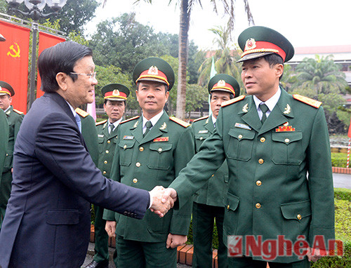 Chủ tịch nước bắt tay thăm hỏi, chúc Tết cán bộ tỉnh và chiến sỹ Quân khu 4.