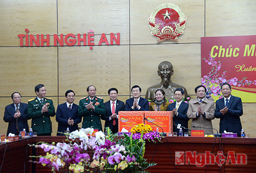 Chủ tịch nước tặng quà, chúc Tết cán bộ tỉnh Nghệ An.