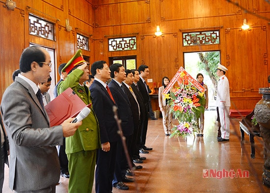 Các đồng chí trong đoàn nghiêm trang làm lễ tưởng niệm Chủ tịch Hồ Chí Minh.