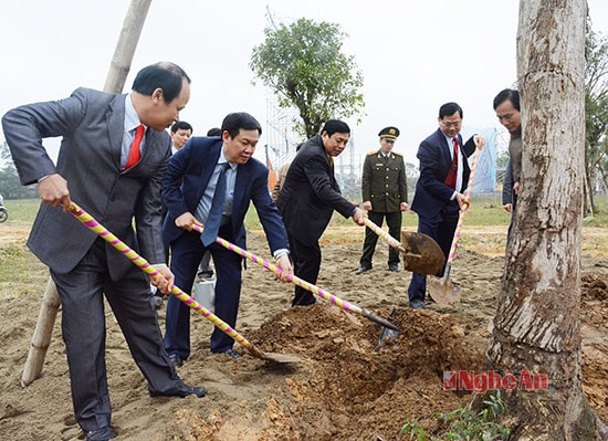 Đồng chí Vương Đình Huệ trồng cây lưu niệm trong khuôn viên Khu di tích Xô Viết Nghệ Tĩnh...