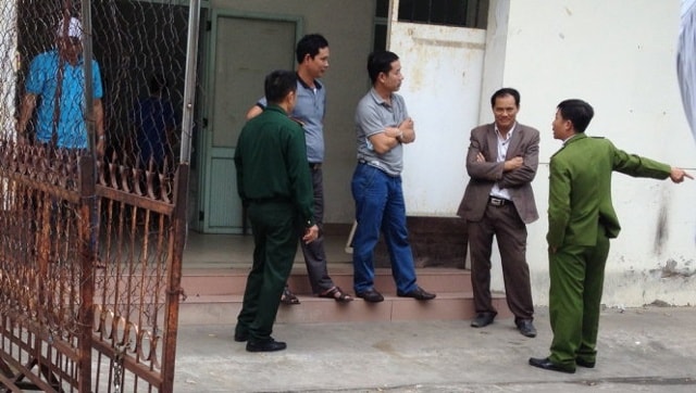 Các cơ quan chức năng có mặt tại nhà xác Bệnh viện Đà Nẵng - nơi thi thể các nạn nhân được đưa vào, để ghi nhận vụ việc - Ảnh: Trường Trung