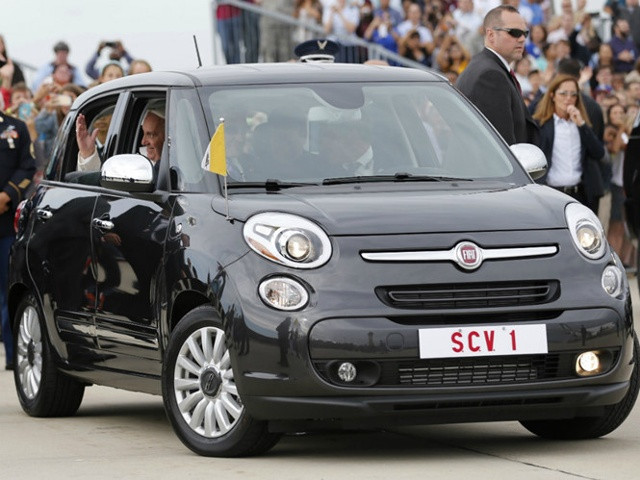 Chiếc Fiat 500L được Giáo hoàng Francis dùng tại thành phố Philadelphia (Mỹ) vào tháng 9.2015 - Ảnh: Reuters