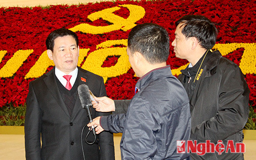 Ủy viên BCH Trung ương Đảng, Bí thư tỉnh ủy Hồ Đức Phớc trả lời phỏng vẩn tại Đại hội toàn quốc lần thứ XII của Đảng.