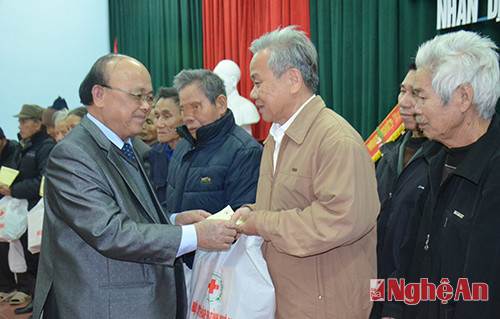 Đồng chí Nguyễn Thế Trung tặng quà cho các gia đình chính sách.
