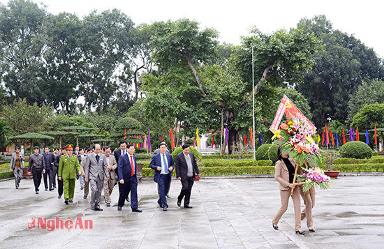 Đồng chí Vương Đình Huệ - Ủy viên Bộ Chính trị, Trưởng ban Kinh tế Trung ương cùng đoàn công tác tới thăm Khu di tích Kim Liên.