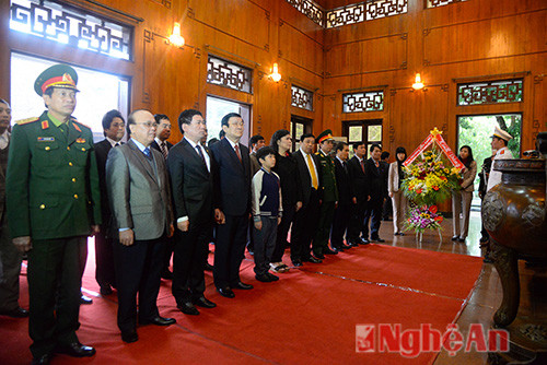 Đoàn công tác cùng các đồng chí lãnh đạo tỉnh Nghệ An kính cẩn nghiêng mình trước anh linh Chủ tịch Hồ Chí Minh.