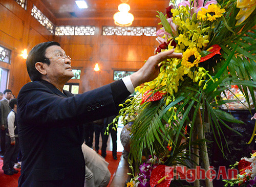 Chủ tịch nước Trương Tấn Sang dâng hoa lên bàn thờ tại Khu di tích Kim Liên.