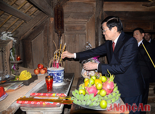 Chủ tịch nước thắp hương lên bàn thờ tại di tích nhà Bác Hồ ở Làng Sen.