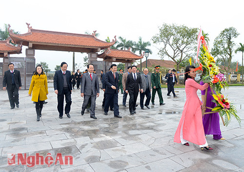 Dâng hoa tại Khu lưu niệm Cố Tổng Bí thư Lê Hồng Phong.