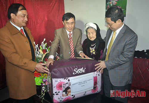 Đồng chí Nguyễn Xuân Sơn cùng Sở Lao động, Thương binh và Xã hội và huyện Nghi Lộc trao quà cho bà Nguyễn Thị Lam - cán bộ tiền khởi nghĩa.