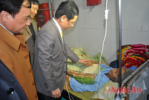 Đồng chí Nguyễn Xuân Sơn thăm hỏi, tặng quà các bệnh nhân đang điều trị tại Khoa Hồi sưc cấp cứu - Bệnh viện huyện Nghi Lộc.