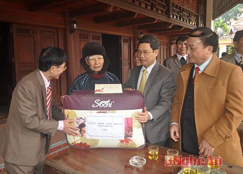 Tặng quà gia đình ông Võ Văn Đạo - cán bộ tiền khởi nghĩa ở xã Nghi Khánh. 
