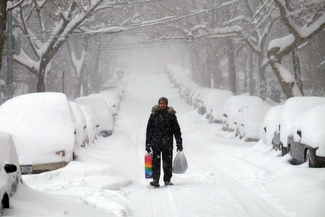 ại New York, lượng tuyết có thể dày lên đến 50 - 63 cm. Ảnh AFP