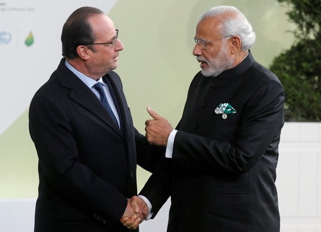 Thủ tướng Ấn Độ Narendra Modi (phải) và Tổng thống Pháp Francois Hollande trong chuyến thăm Ấn Độ. (Nguồn: ibtimes.com)