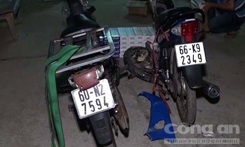 Hai chiếc xe chở thuốc lá lậu (trên) và tang vật thu được 