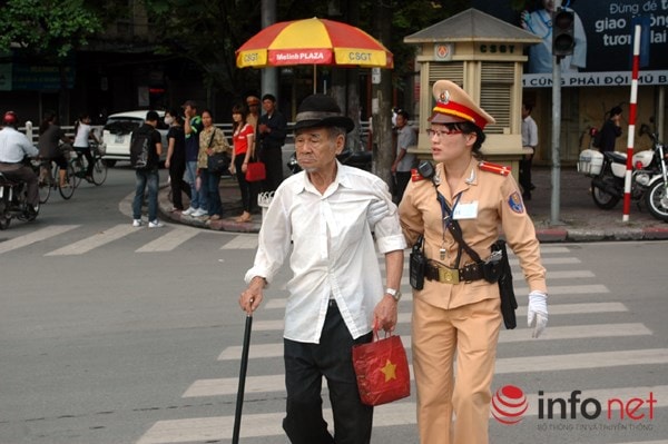 Nữ CSGT đưa người già qua đường