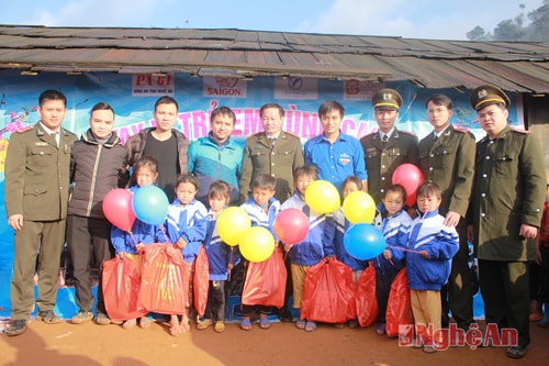 - Lãnh đạo PA61 Công an tỉnh Nghệ An cùng các đại diện doanh nghiệp trao quà cho học sinh tiểu học điểm trường bản Pà Khốm.