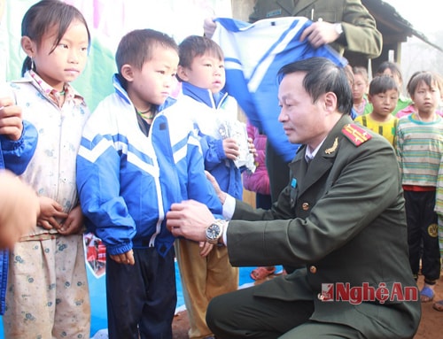 Tặng áo ấm cho các em học sinh