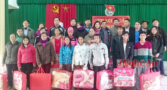 Huyện đoàn phối hợp với UBMTTQ; Hội bảo trợ khuyết tật và trẻ mồ côi huyện Quỳnh Lưu đã đi tặng cho học sinh mồ côi, hộ nghèo ở 2 xã miền núi Quỳnh Thắng và Tân Thắng.
