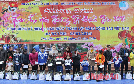 Lãnh đạo thị xã Thái Hòa trao quà cho học sinh nghèo  vươn lên trong học tập.