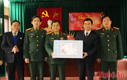 Đoàn công tác tặng quà chúc Tết cán bộ, chiến sỹ Ban CHQS huyện Quỳnh Lưu.