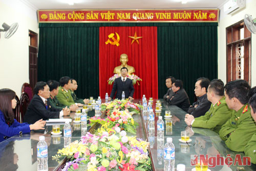 Đồng chí Nguyễn Hữu Lậm trò chuyện với cán bộ, chiến sỹ Công an huyện Quỳnh Lưu.