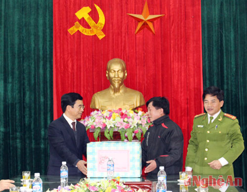 Thay mặt đoàn công tác, đồng chí Nguyễn Hữu Lậm trao quà Tết cho cán bộ, chiến sỹ Công an huyện.