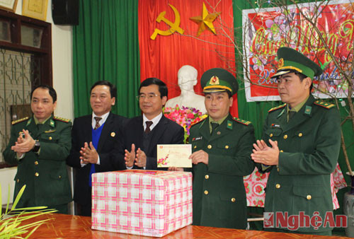 Đoàn công tác trao quà và chúc mừng năm mới cán bộ, chiến sỹ Đồn Biên phòng Quỳnh Thuận.