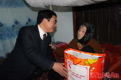 Đồng chí Nguyễn Hữu Lậm thăm hỏi sức khỏe, trao quà mừng tuổi cho Bà Mẹ Việt Nam anh hùng Trần Thị Trâm.