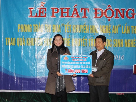 Bà Nguyễn Thị Dung - UVTV, PCT UBND Thị xã trao học bổng cho học sinh nghèo học giỏi trường Tiểu học Nghi Tân