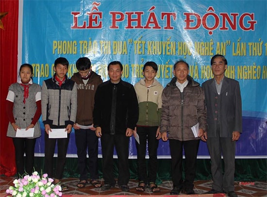 Trao học bổng cho các em học sinh