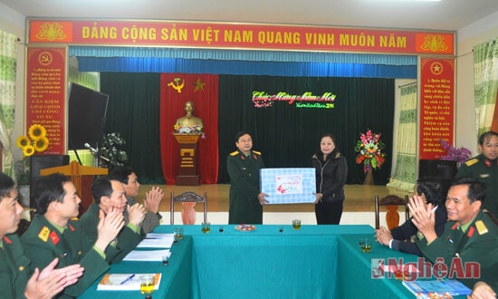 Đồng chí Nguyễn Thị Thu Hường - Bí thư Đảng ủy các cơ quan cấp tỉnh thăm hỏi và trao quà của Tỉnh ủy - UBND tỉnh cho Ban chỉ huy quân sự huyện Hưng Nguyên
